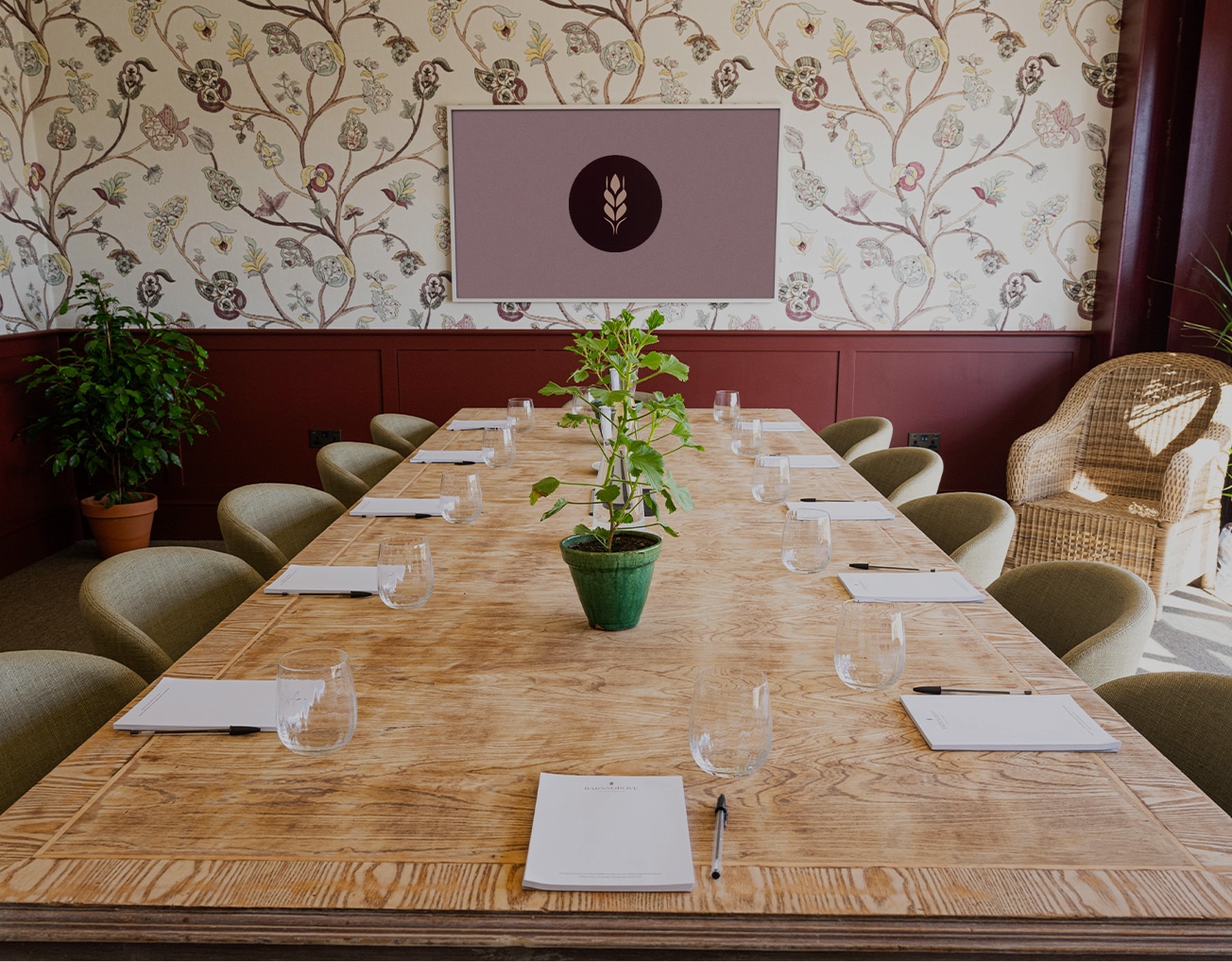 Barnsgrove Meeting Room. Doecroft. Big meeting room with presentation screen.