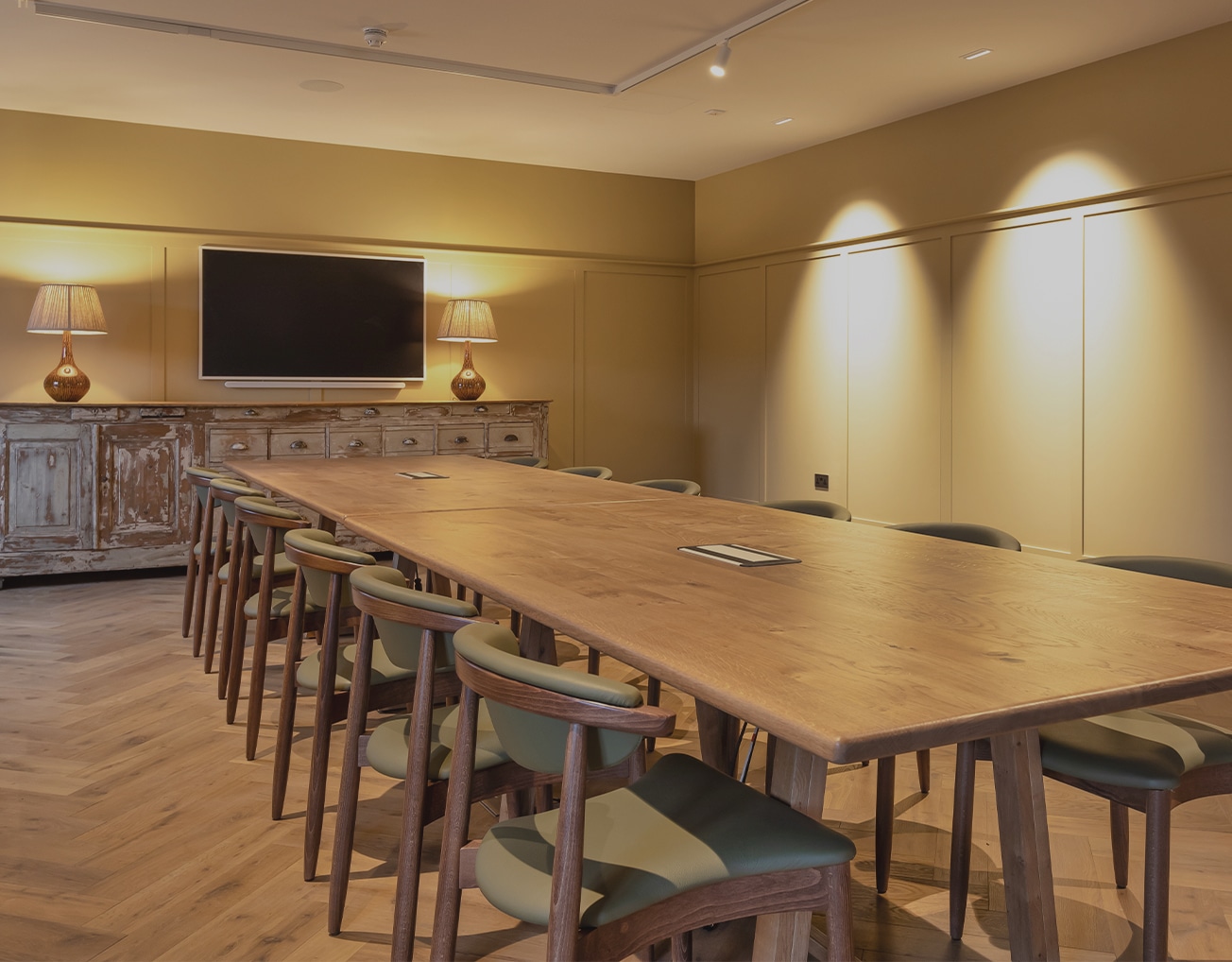 Barnsgrove Meeting Rooms. Mornhills. Long meeting room table with presentation screen.